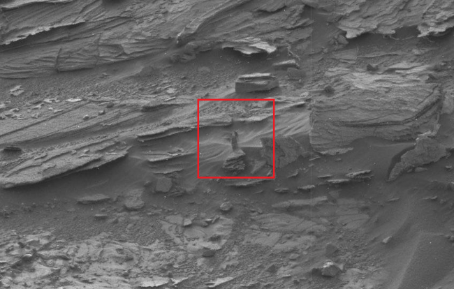 Strange objects on Mars woman