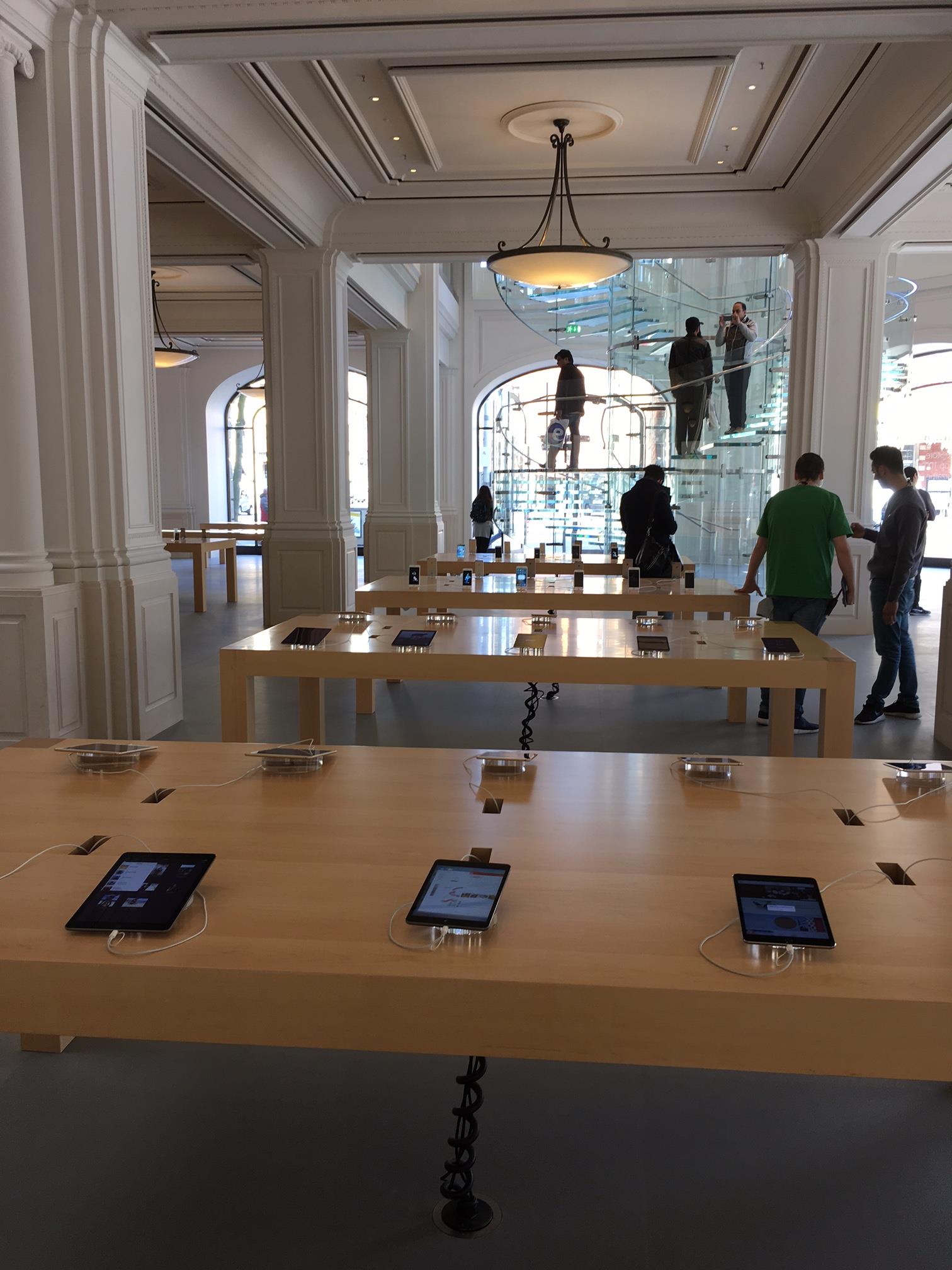 Apple_Store_Amsterdam_5