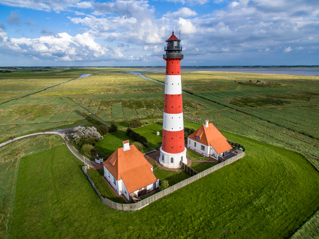 Westerheversand Lighthouse in Schleswig-Holstein, Germany. Image via Marco Leiter Licensing/Wikimedia Commons