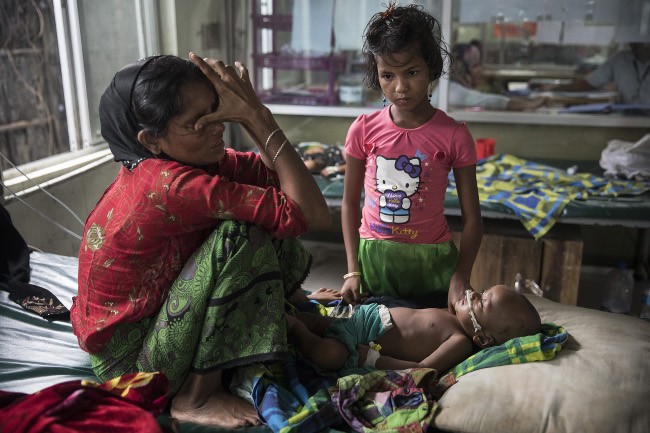 Rohingya crisis: Halima Khatu cries about her eight-month-old son Mohammed Harez, who is being treated for acute pneumonia in MSF’s paediatric-neonatal unit. Image: Paula Bronstein/MSF