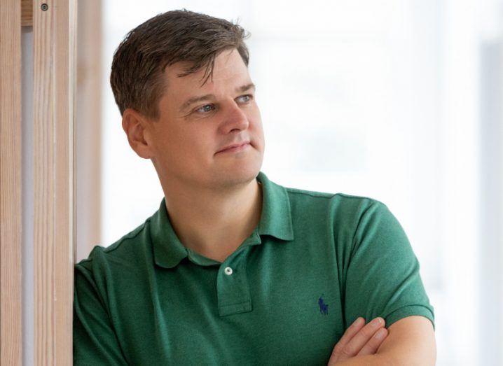 A headshot of Hans Henrik H Knudsen, CEO of Kvantifu. He is wearing a grean t-shirt, his arms are folded and he's looking to the right of the shot.