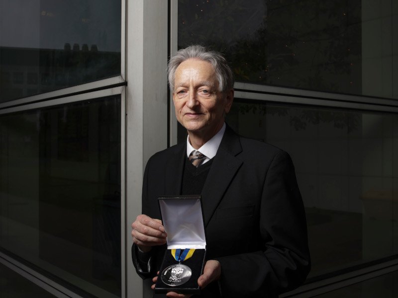 El padrino de AI, Geoffrey Hinton, recibe el máximo honor de la UCD