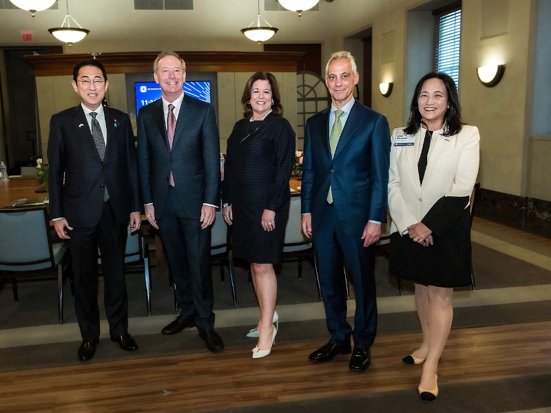 Photo of Microsoft and Japanese government officials standing in a row.