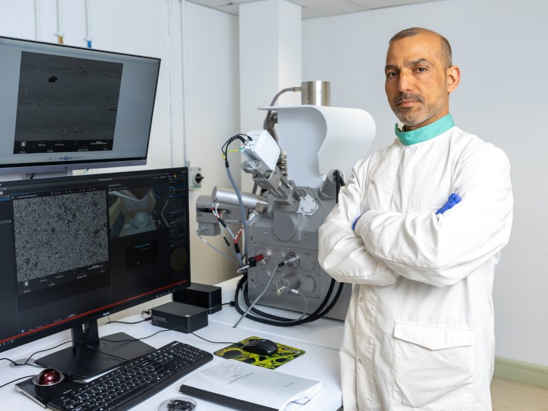 Doctor Mohamad Alsaadi in front of a computer screen.